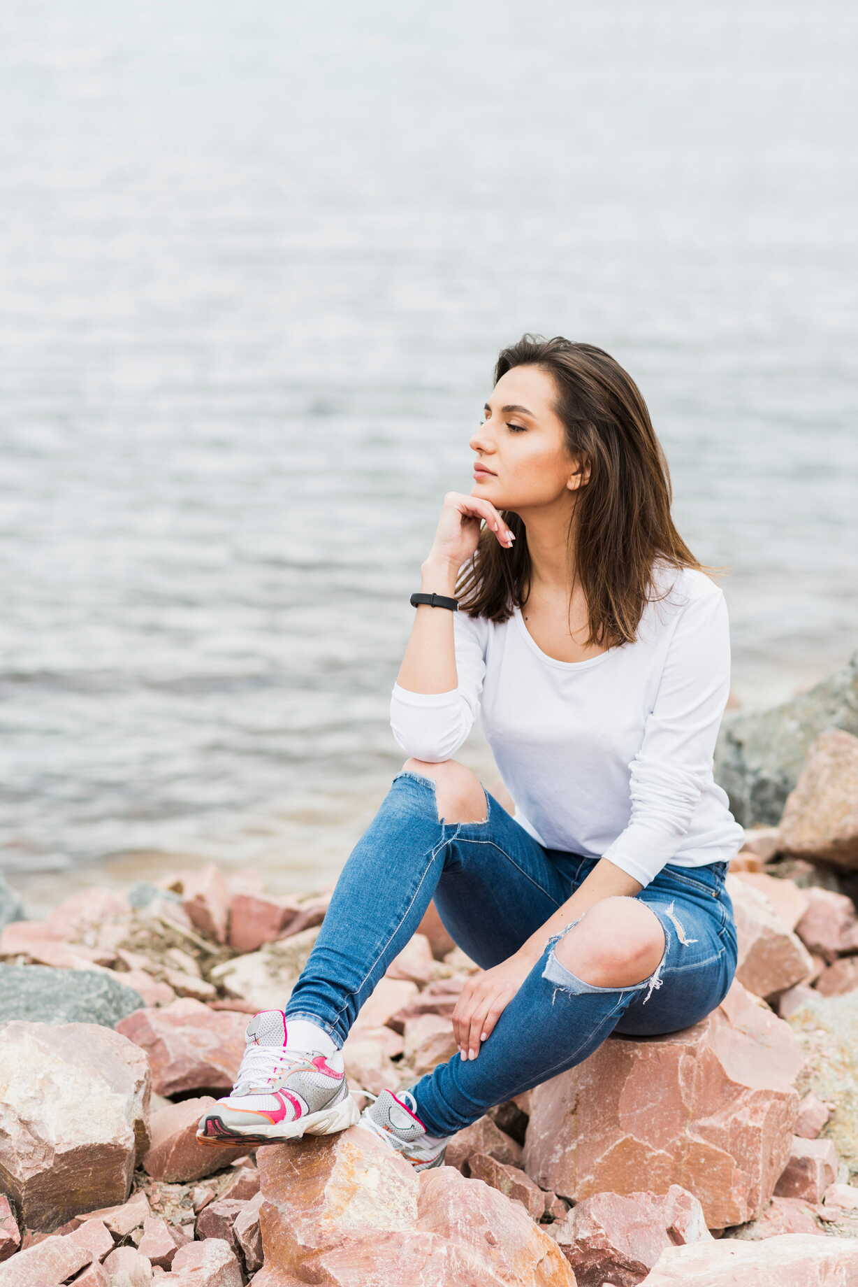 Mujer en momento de calma frente al mar